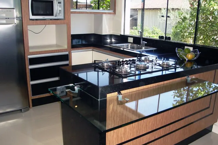 Bancada de cozinha em granito preto com cooktop