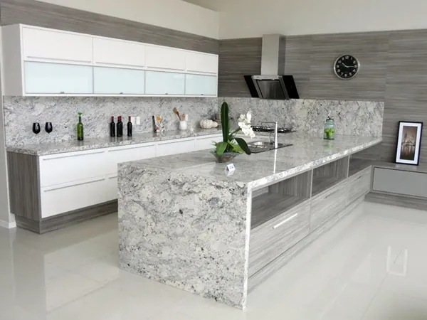 Cozinha com bancadas e ilha em granito claro