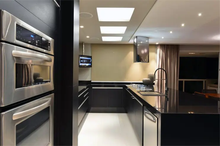 Cozinha planejada com bancadas em granito preto