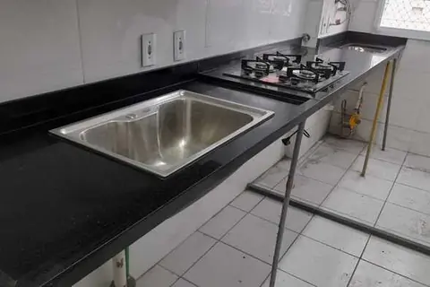 Bancada de cozinha em granito preto com cuba de inox - trabalho da Marmoraria Ita em Praia Grande