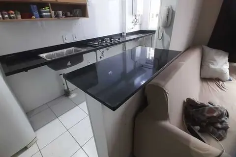 Bancada americana em granito preto - trabalho da Marmoraria Ita em Praia Grande