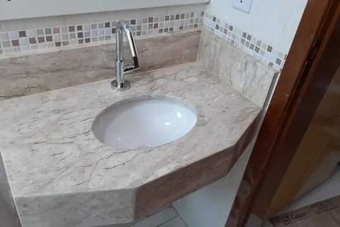 Lavatório em mármore com cuba esculpida - trabalho da Marmoraria Ita em Praia Grande