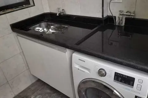 Bancada de lavanderia em granito preto - trabalho da Marmoraria Ita em Praia Grande