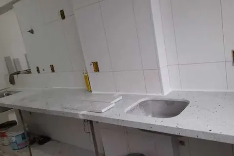 Bancada de cozinha em granito branco com cuba - trabalho da Marmoraria Ita em Praia Grande