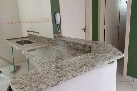 Bancada em L em granito amarelo - trabalho da Marmoraria Ita em Praia Grande