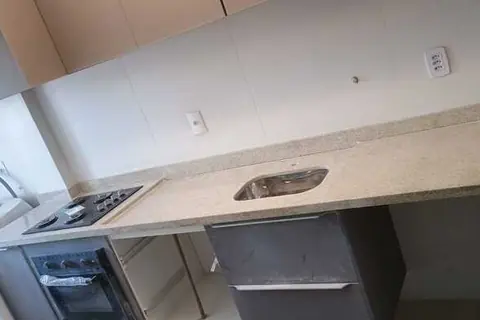 Bancada de cozinha em granito bege com cooktop - trabalho da Marmoraria Ita em Praia Grande